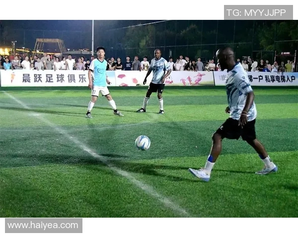 球星驾车驰骋绿茵场 探索足球与速度的激情碰撞 球星驾车驰骋绿茵场 探索足球与速度的激情碰撞